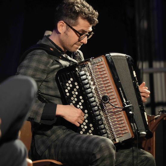 Bild enthält, Adult, Male, Man, Person, Musical Instrument, Performer, Music, Musician, Face, Solo Performance