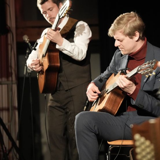 Bild enthält, Guitar, Musical Instrument, Adult, Male, Man, Person, Guitarist, Musician, Performer, Group Performance