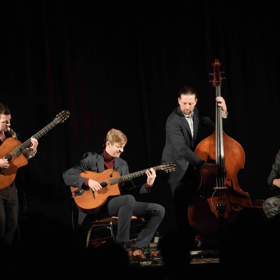 Bild enthält, Guitar, Musical Instrument, Person, Group Performance, Music Band, Musician, Performer, Adult, Male, Man