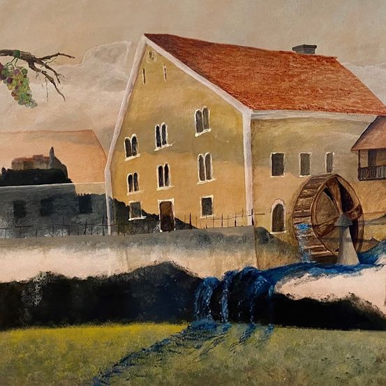 Ein Gemälde zeigt ein großes Haus mit rotem Dach und vielen Fenstern neben einem Wasserrad. Im Hintergrund sind Bäume und ein kleines Gebäude zu sehen.