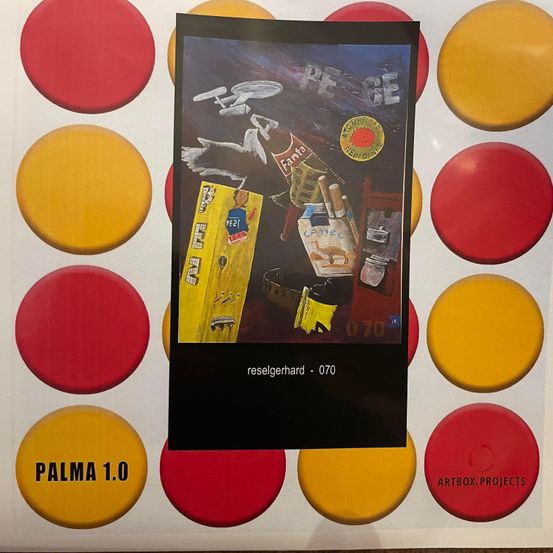 Ein Foto eines Gemäldes mit dem Titel 'PE GE' von Reselerhard, darunter die Nummer 070. Das Gemälde zeigt verschiedene Objekte, darunter eine gelbe Schachtel, Zigaretten und einen gelben Aufkleber. Der Hintergrund besteht aus roten und gelben Punkten, und das Bild ist mit 'PALMA 1.0' beschriftet.