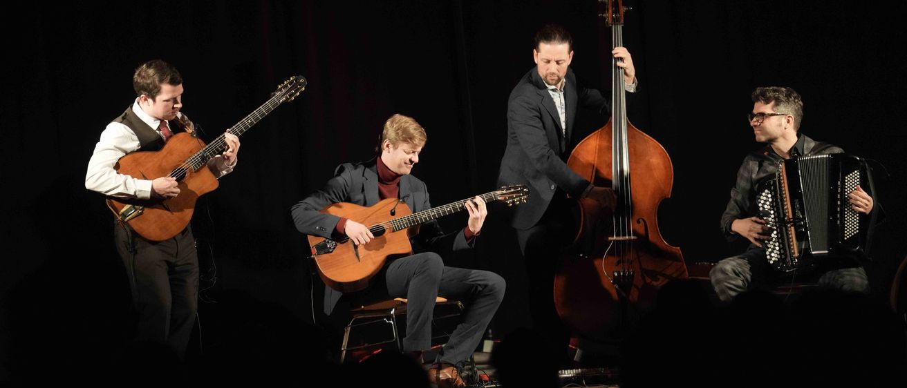 Bild enthält, Guitar, Musical Instrument, Person, Group Performance, Music Band, Musician, Performer, Adult, Male, Man