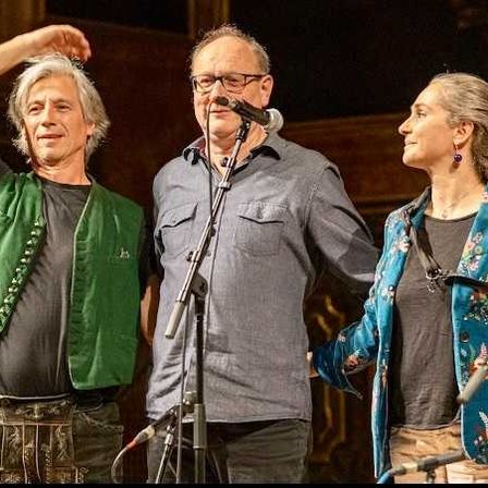 Bild enthält, Adult, Male, Man, Person, Duet, Performer, Microphone, Group Performance, People, Singing