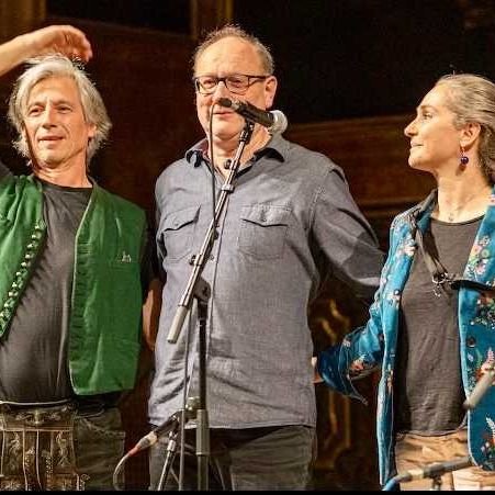 Bild enthält, Adult, Male, Man, Person, Duet, Performer, Microphone, Group Performance, People, Singing