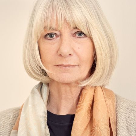 Bild enthält, Adult, Female, Person, Woman, Blonde, Face, Head, Photography, Portrait, Coat