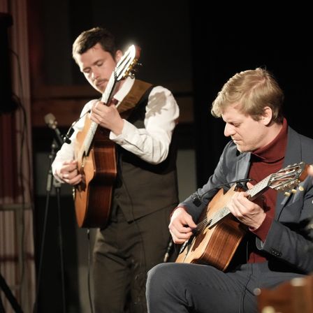 Bild enthält, Guitar, Musical Instrument, Adult, Male, Man, Person, Guitarist, Musician, Performer, Group Performance