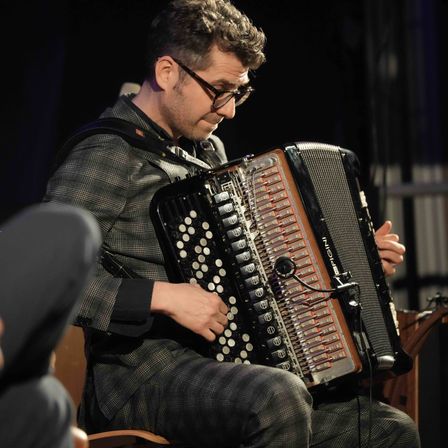 Bild enthält, Adult, Male, Man, Person, Musical Instrument, Performer, Music, Musician, Face, Solo Performance
