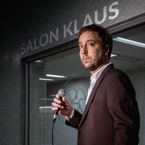 Bild enthält, Microphone, Crowd, Person, People, Adult, Male, Man, Formal Wear, Audience, Face