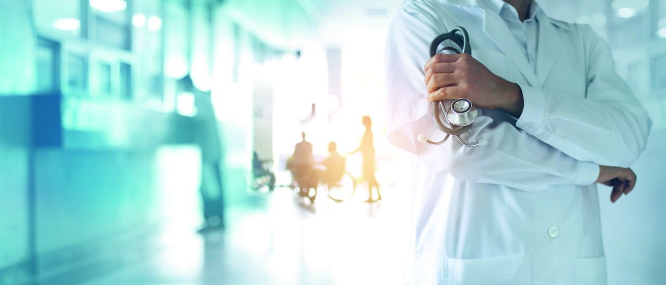 Bild enthält, Clothing, Coat, Lab Coat, Building, Hospital, Adult, Male, Man, Person, Wheel