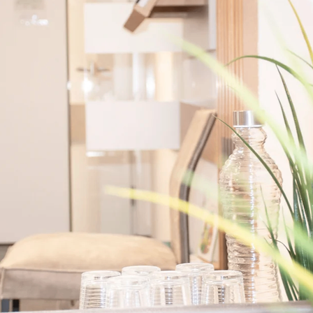 Bild enthält, Indoors, Interior Design, Lamp, Living Room, Room, Cushion, Home Decor, Pillow, Window, Windowsill