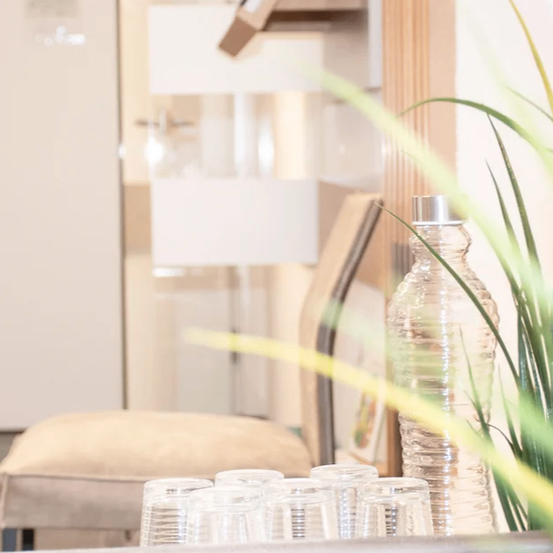 Bild enthält, Indoors, Interior Design, Lamp, Living Room, Room, Cushion, Home Decor, Pillow, Window, Windowsill