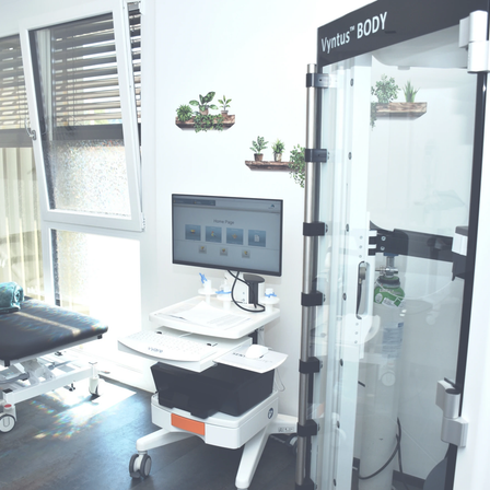 Bild enthält, Building, Hospital, Clinic, Monitor, Screen, Bed, Furniture, Plant, Operating Theatre, Indoors