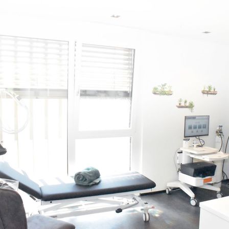 Bild enthält, Clinic, Architecture, Building, Hospital, Plant, Chair, Furniture, Operating Theatre, Monitor, Screen