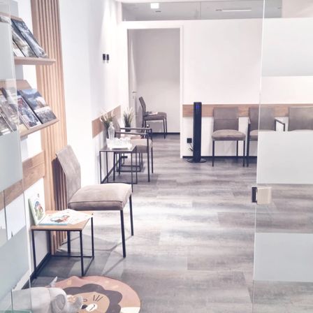 Bild enthält, Floor, Flooring, Indoors, Interior Design, Chair, Furniture, Foyer, Lounge, Photo Frame, Person