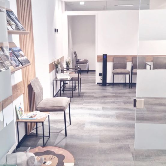 Bild enthält, Floor, Flooring, Indoors, Interior Design, Chair, Furniture, Foyer, Lounge, Photo Frame, Person