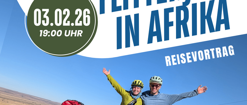Plakat für eine Reisepräsentation, zeigt zwei Radfahrer mit Rucksäcken und Helmen, neben einem Tandemfahrrad in einer Wüste. Datum 03.02.26 und Zeit 19:00 sind hervorgehoben.