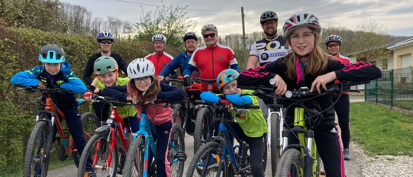 Bild enthält, Helmet, People, Person, Shoe, Boy, Child, Male, Glove, Glasses, Bicycle