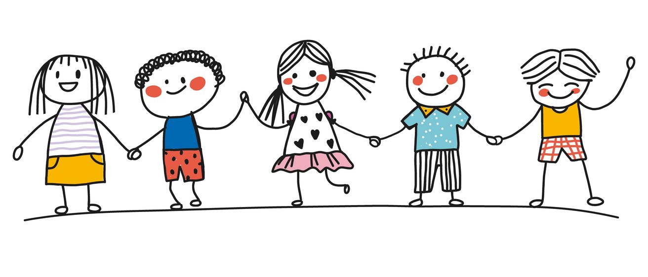 Drei Kinder, zwei Jungen und ein Mädchen, halten Händchen und lächeln. Der Junge auf der linken Seite trägt ein blaues Shirt und Shorts mit roten Punkten. Das Mädchen trägt einen rosa Rock mit schwarzen Herzen. Der Junge auf der rechten Seite trägt ein blaues Shirt mit weißen Punkten.