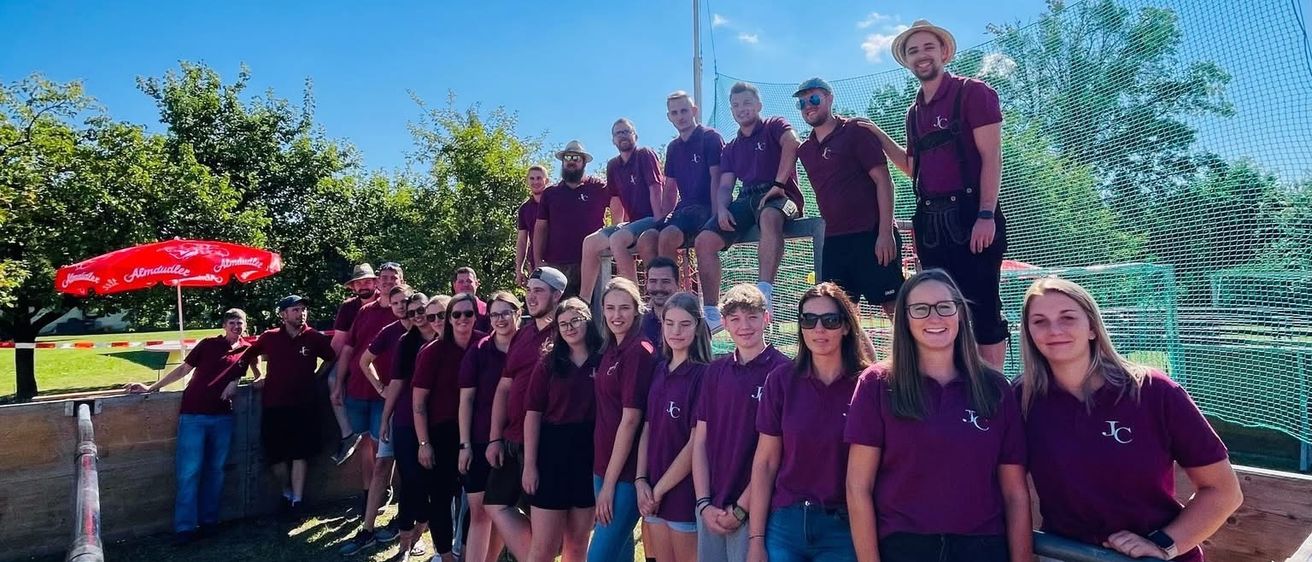 Bild enthält, People, Person, Shorts, Groupshot, Baton, Female, Girl, Teen, Glasses, Shoe