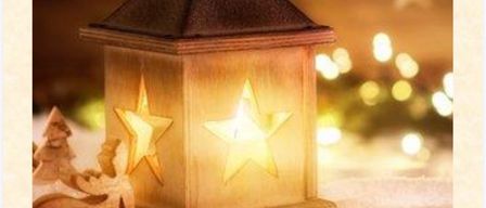 Eine Laterne mit einem leuchtenden Stern im Inneren, eine hölzerne Weihnachtsfigur und Sterne im Hintergrund. Der Text lautet 'Pfarrkirche St. Margarethen' und 'Samstag, 20. Dez. 2025, 15 Uhr'.