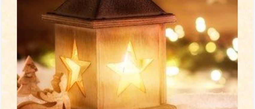 Eine Laterne mit einem leuchtenden Stern im Inneren, eine hölzerne Weihnachtsfigur und Sterne im Hintergrund. Der Text lautet 'Pfarrkirche St. Margarethen' und 'Samstag, 20. Dez. 2025, 15 Uhr'.