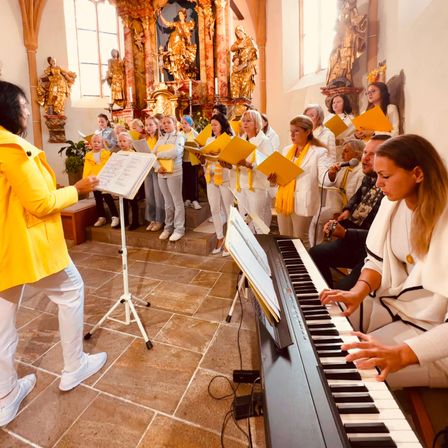 Bild enthält, Music, Musical Instrument, Musician, Performer, Person, Adult, Female, Woman, Piano, Man