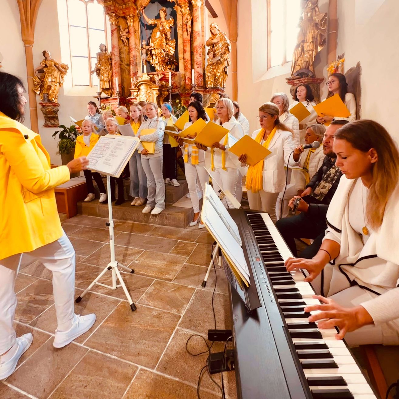 Bild enthält, Music, Musical Instrument, Musician, Performer, Person, Adult, Female, Woman, Piano, Man