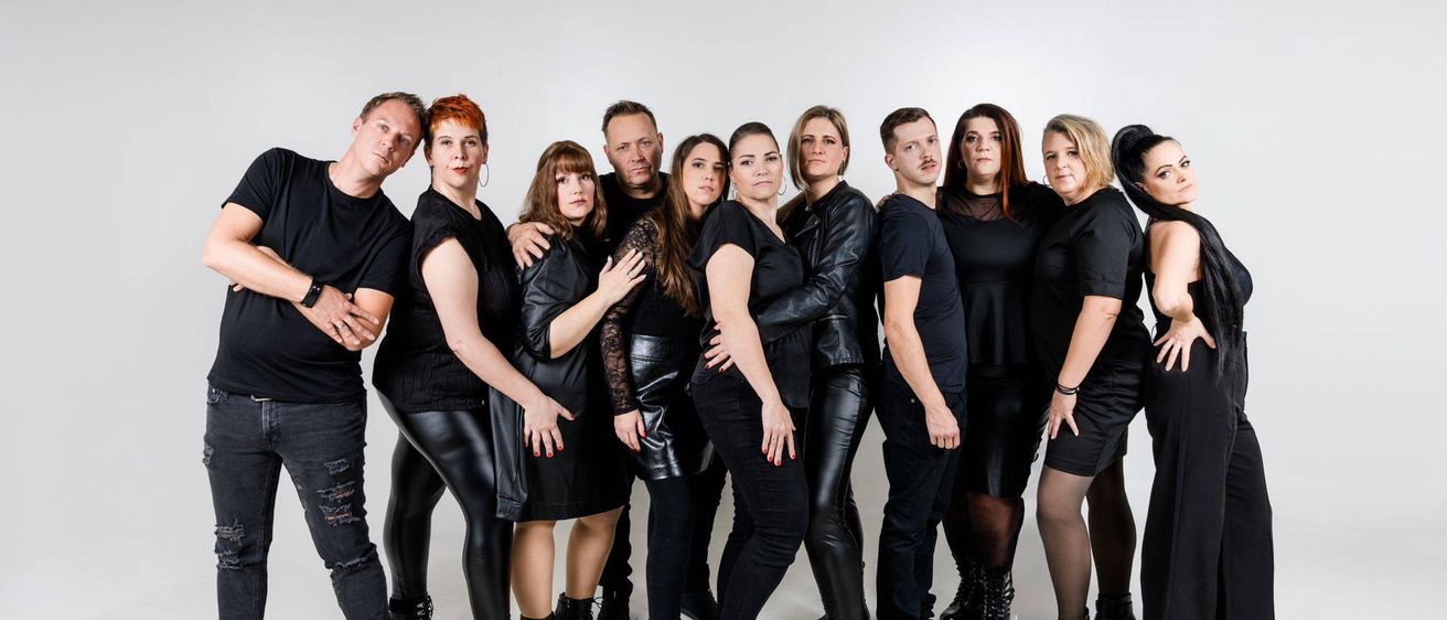 Bild enthält, Groupshot, Person, People, Adult, Female, Woman, Male, Man, Skirt, Shorts