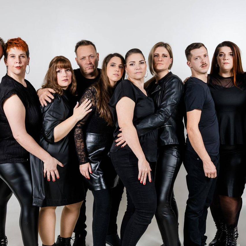 Bild enthält, Groupshot, Person, People, Adult, Female, Woman, Male, Man, Skirt, Shorts