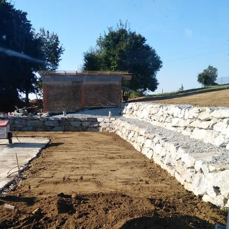 Bild enthält, Soil, City, Street, Person, Path, Worker, Glove, Construction, Shoe, Outdoors