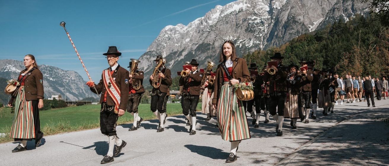 Bild enthält, People, Person, Walking, Adult, Female, Woman, Footwear, Shoe, Dancing, Coat