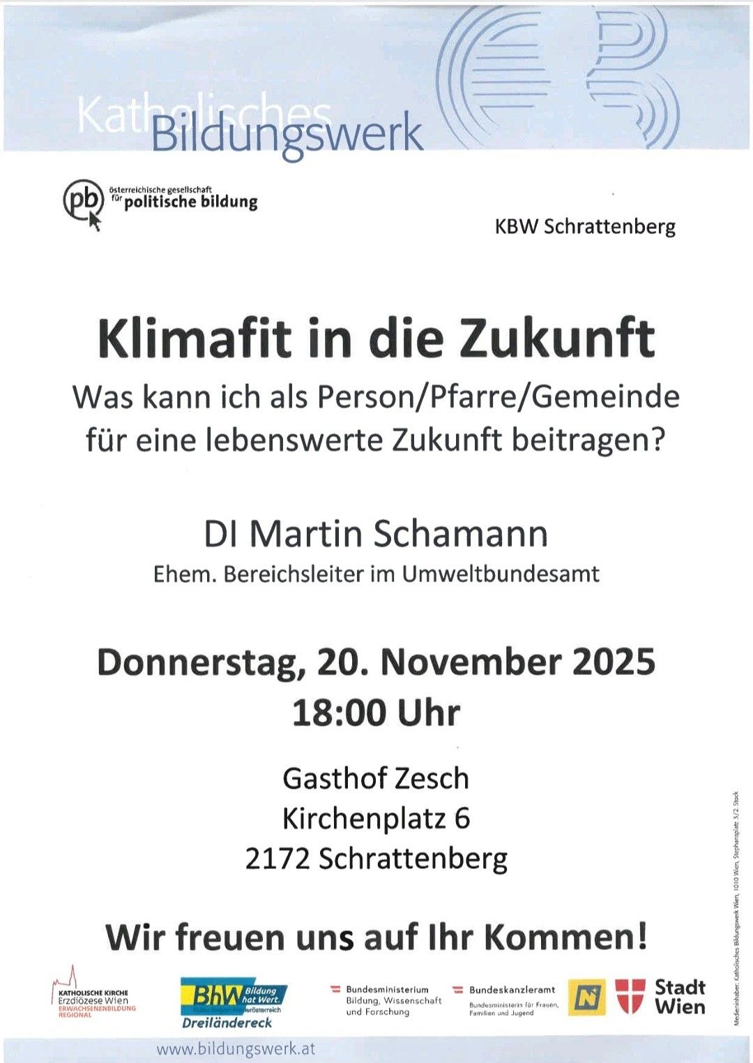 Eine weiße Seite mit schwarzem Text mit dem Titel Klimafit in die Zukunft. Es steht: 'Was kann ich als Person/Paar/Gemeinde für eine lebenswerte Zukunft beitragen?' von DI Martin Schamann, ehemaliger Bezirksleiter im Umweltbundesamt. Datum: Donnerstag, 20. November 2025, 18:00 Uhr. Ort: Gasthof Zesch, Kirchenplatz 6, 2172 Schrattenberg.