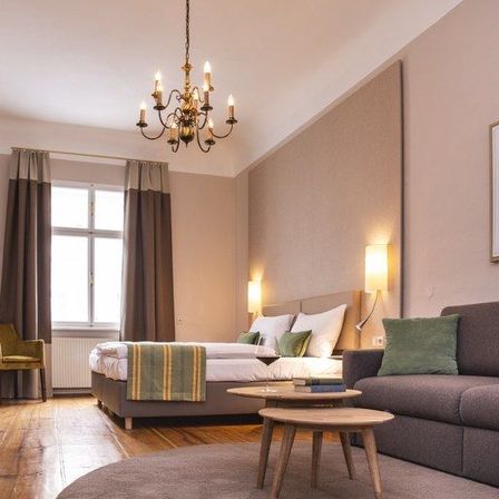 Bild enthält, Home Decor, Furniture, Living Room, Couch, Table, Chandelier, Lamp, Corner, Interior Design, Monitor