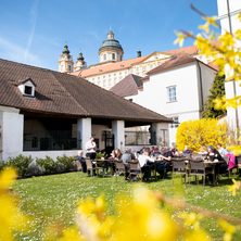 Bild enthält, Grass, Plant, Neighborhood, Person, Lawn, Outdoors, Shelter, Indoors, Restaurant, Housing