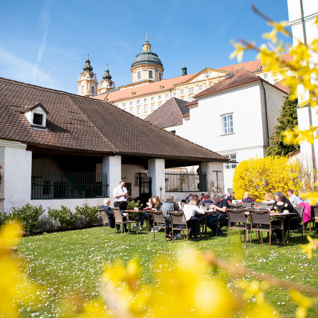 Bild enthält, Grass, Plant, Neighborhood, Person, Lawn, Outdoors, Shelter, Indoors, Restaurant, Housing