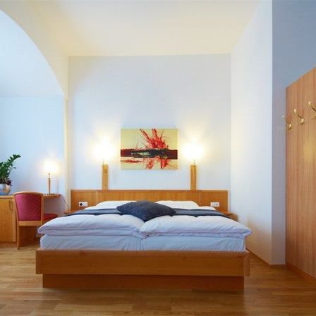 Bild enthält, Indoors, Interior Design, Corner, Furniture, Plant, Bed, Bedroom, Home Decor, Wood, Chair