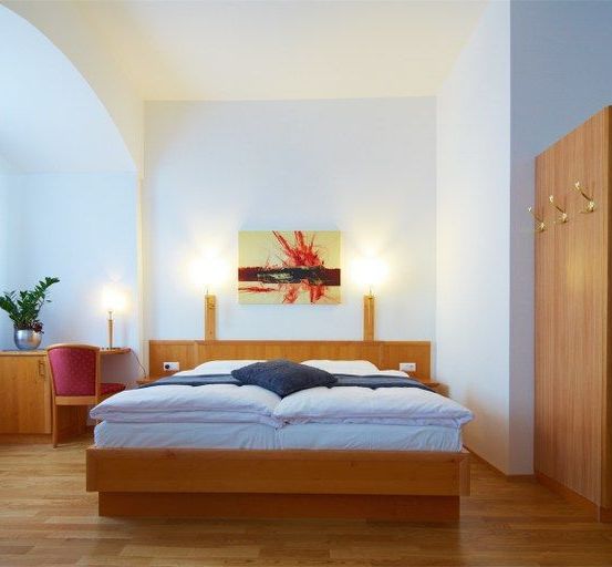 Bild enthält, Indoors, Interior Design, Corner, Furniture, Plant, Bed, Bedroom, Home Decor, Wood, Chair