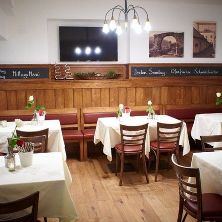 Bild enthält, Indoors, Restaurant, Dining Room, Dining Table, Table, Cafe, Interior Design, Cafeteria, Chair, Wood