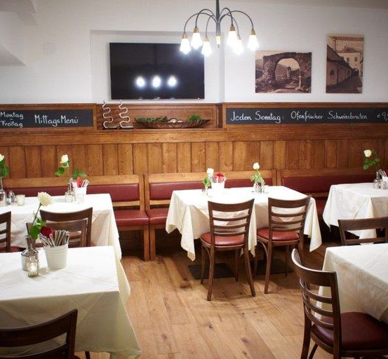 Bild enthält, Indoors, Restaurant, Dining Room, Dining Table, Table, Cafe, Interior Design, Cafeteria, Chair, Wood