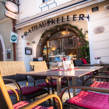 Bild enthält, Cafe, Indoors, Restaurant, Dining Table, Table, Building, Dining Room, Cafeteria, Chair, Interior Design