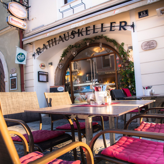 Bild enthält, Cafe, Indoors, Restaurant, Dining Table, Table, Building, Dining Room, Cafeteria, Chair, Interior Design