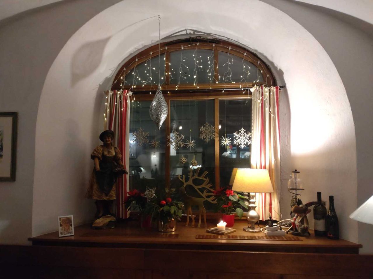 Bild enthält, Boy, Child, Male, Person, Lamp, Altar, Candle, Flower Arrangement, Window, Photo Frame