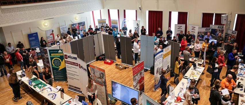 Bild enthält, People, Person, Architecture, Building, Indoors, Floor, Flooring, Shop, Computer Hardware, Hardware