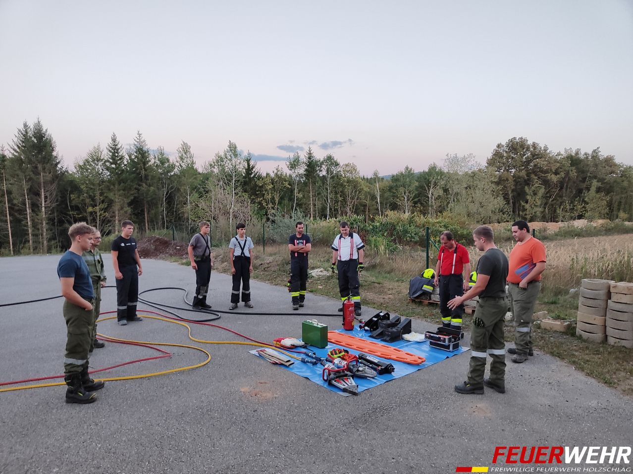 Bild enthält, Clothing, Pants, People, Person, Road, Tarmac, Plant, Tree