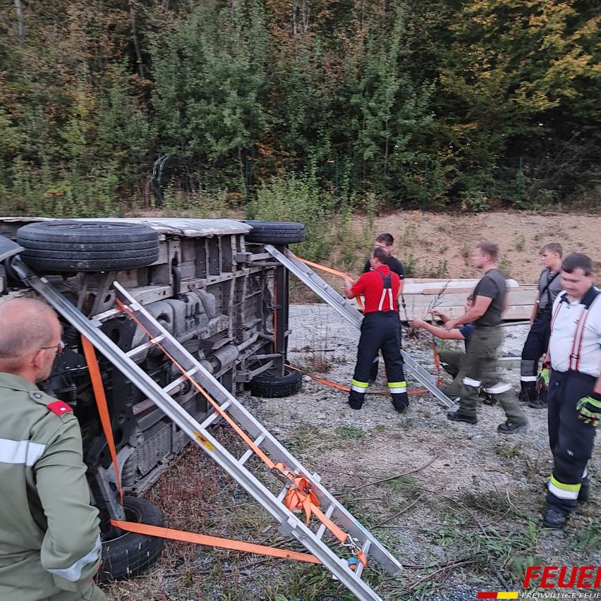 Bild enthält, Outdoors, Shelter, Adult, Male, Man, Person, Wheel, Pants, Nature, People