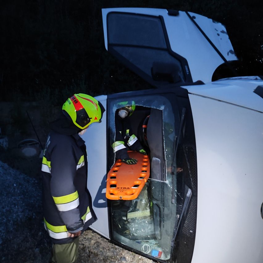 Bild enthält, Helmet, Person, Clothing, Hardhat, Crash Helmet, Car, Transportation, Vehicle