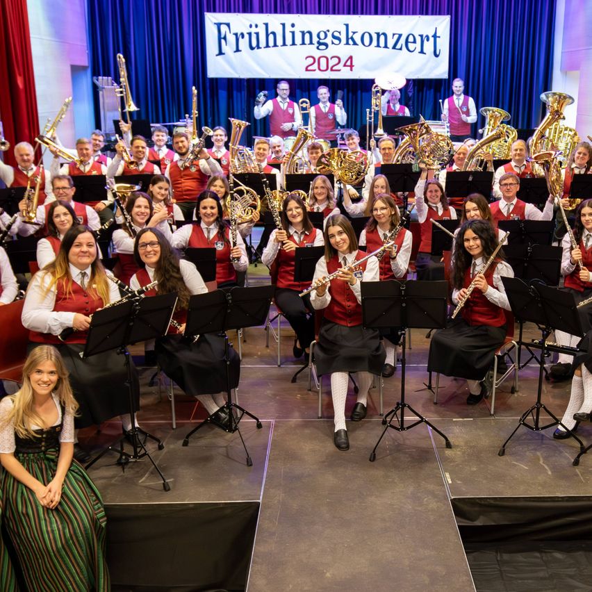 Bild enthält, Group Performance, Person, Music, Music Band, Musician, Performer, Adult, Female, Woman, People