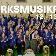 Eine Gruppe von Musikern in blauen Uniformen und Krawatten posiert mit Blechblasinstrumenten vor einem Gebäude. Über ihnen steht 'RKSMUSICK', und darunter steht das Datum '12-13'.