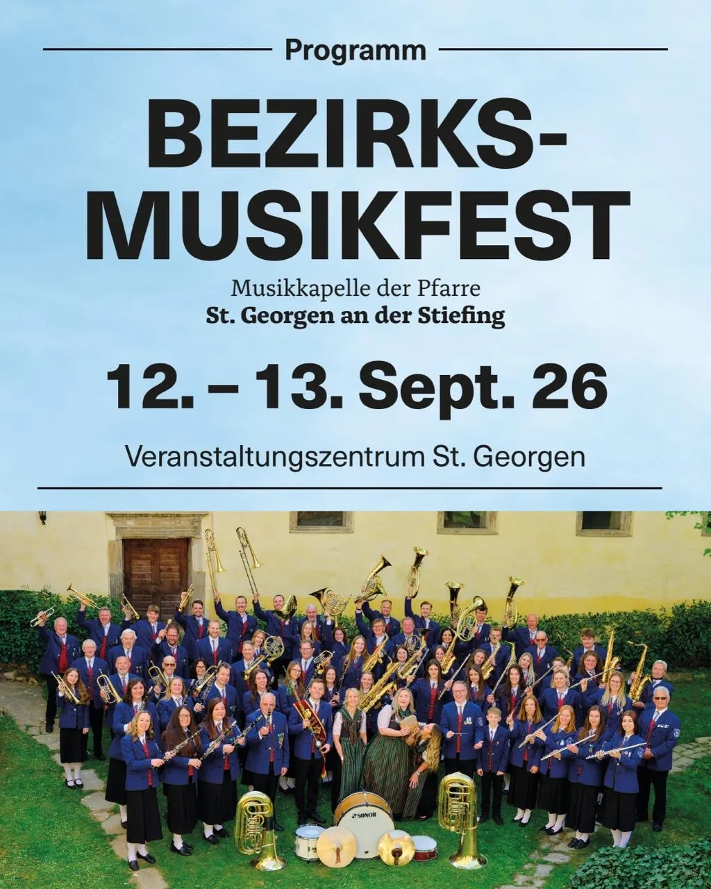Plakat für das Bezirksmusikfest mit einer großen Gruppe von Musikern in blauen Uniformen, die verschiedene Instrumente vor einem historischen Gebäude halten. Die Veranstaltung ist für den 12. bis 13. September 2026 im Veranstaltungszentrum St. Georgen geplant.