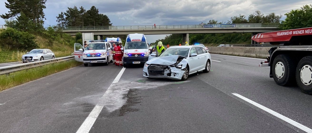 Bild enthält, Road, Car, Transportation, Vehicle, Person, Freeway, Helmet